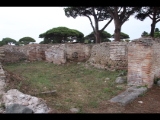 04733 ostia - regio i - insula xvi - caseggiato (i,xvi,1) - westseite - 6. raum von norden - bar - suedwand - 09-2023.jpg